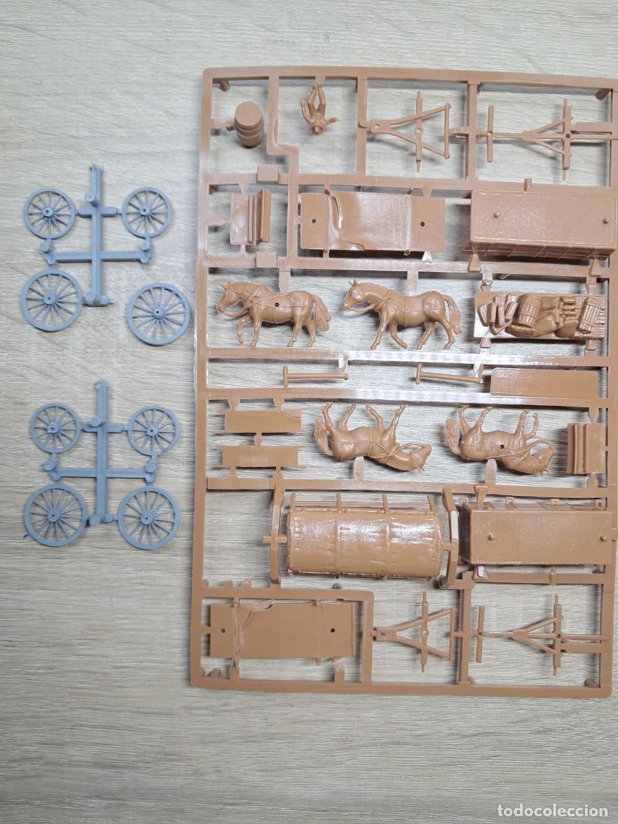 Maquetas: 2 carromatos, varias &eacute;pocas, 1/72, pl&aacute;stico, blister - Foto 1