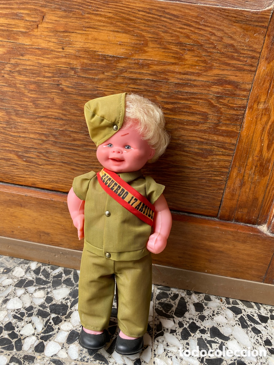Maquetas: Mu&ntilde;eco vintage militar de colecci&oacute;n con uniforme caqui y banda conmemorativa &ldquo;Recuerdo 17 Armas&rdquo;.