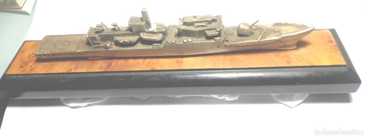Maquetas: Maqueta de metal y base de madera de la Fragata ORSA F-567