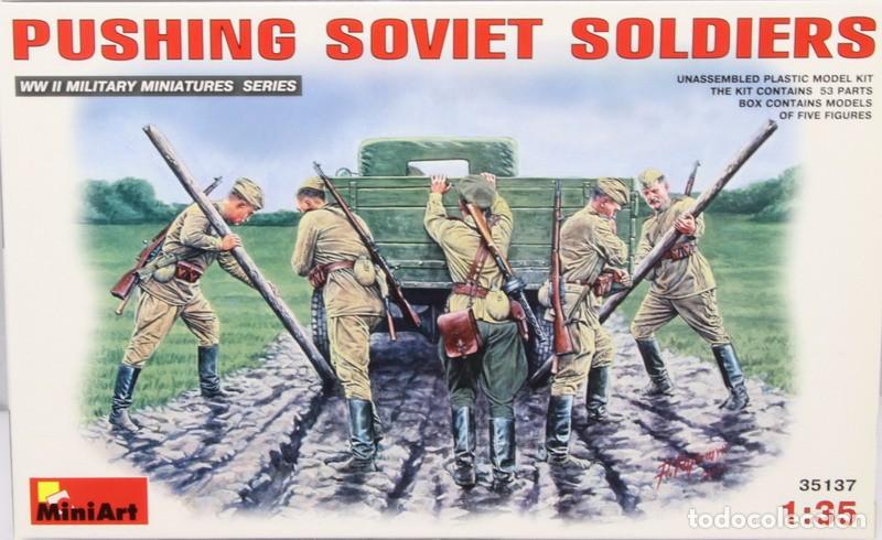 Maquetas: Maqueta figuras sovi&eacute;ticas, pushing soldiers, ref. 35137, 1/35, Miniart