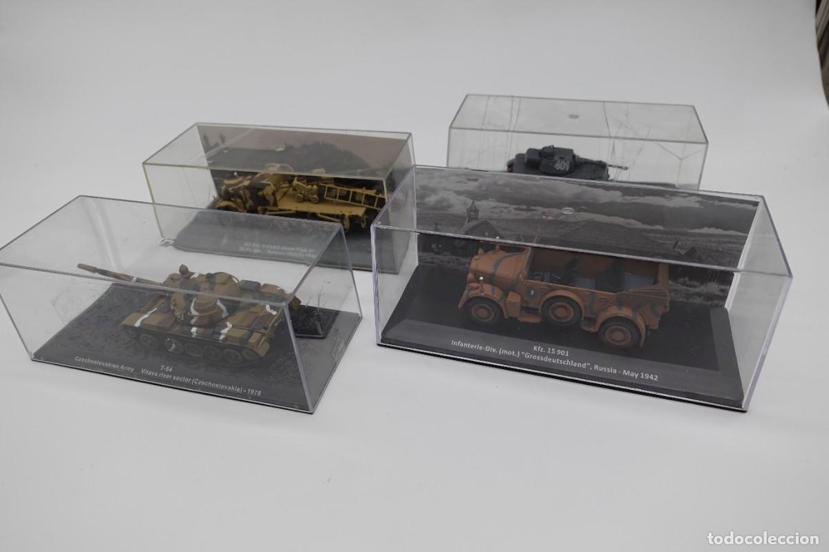 Modelle: LOTE DE 4 TANQUES MILITARES EN MINIATURA CON URNA DE METACRILATO ESCALA