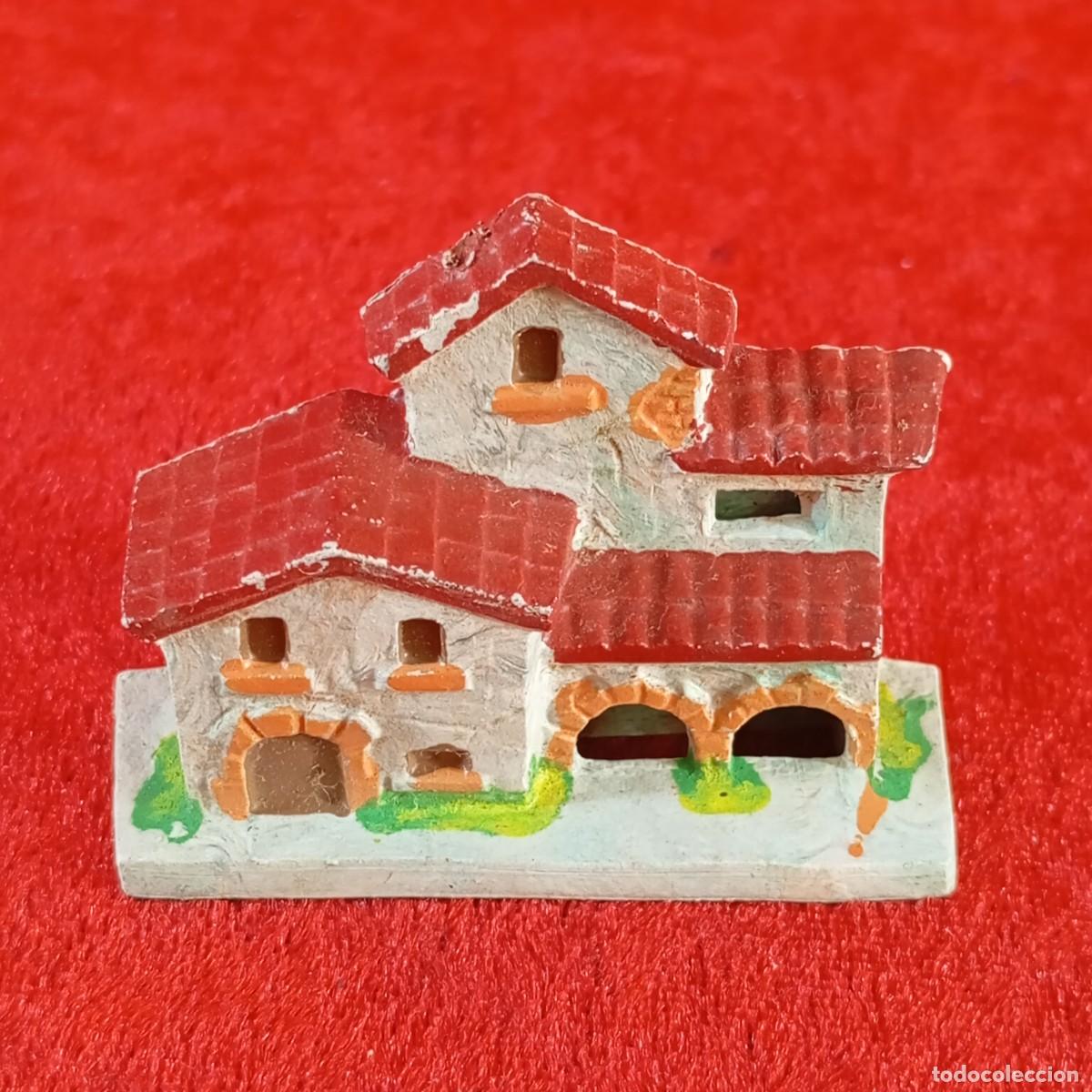 Maquetas: PEQUE&Ntilde;A CASA DE PLASTICO - ELEMENTO DECORATIVO - PINTADA A MANO - 6 X 4,5 X 2 CM / 2174