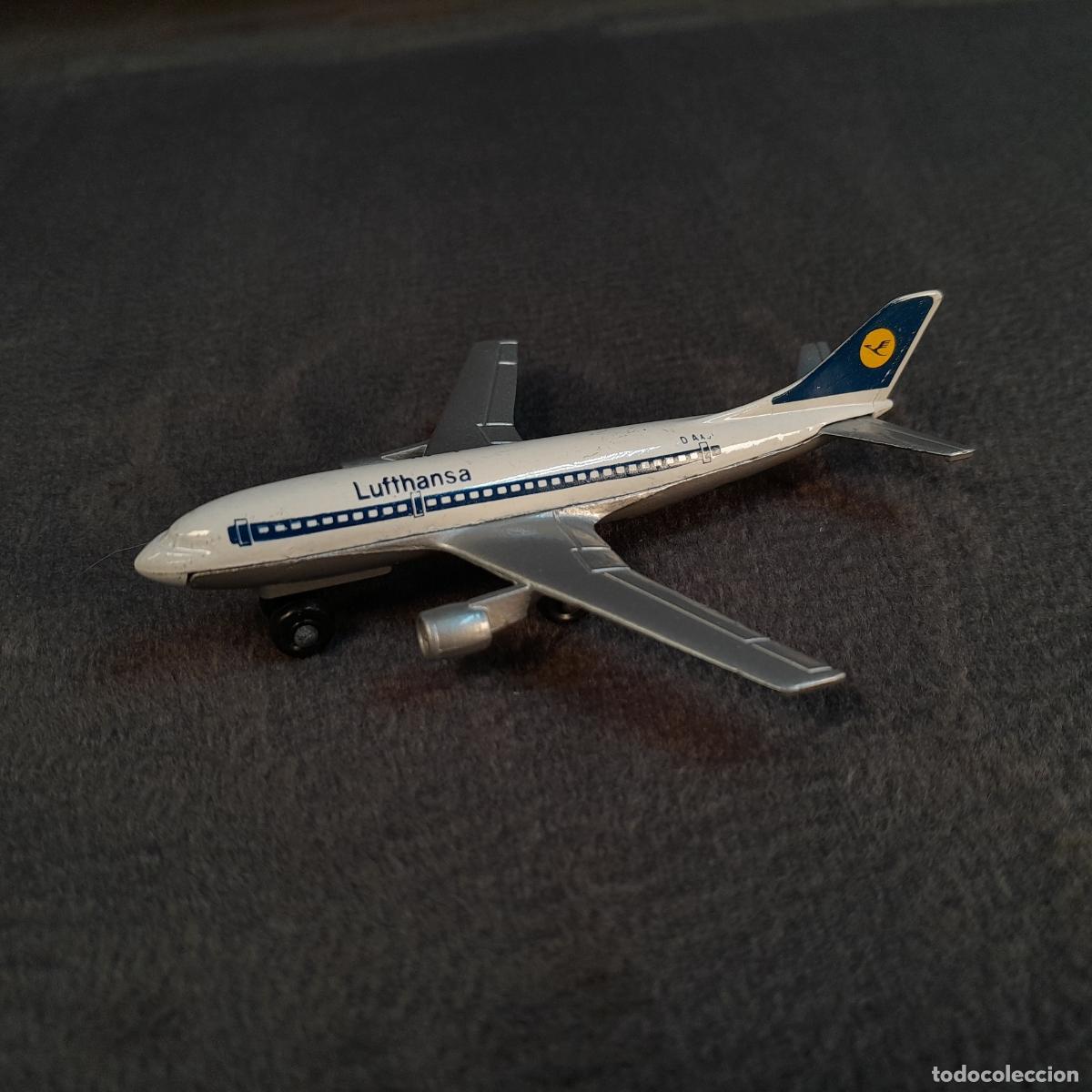 Maquetas: AVI&Oacute;N AIRBUS A300B LUFTHANSA MATCHBOX (LESNEY), H. 1974. SIGLO XX.