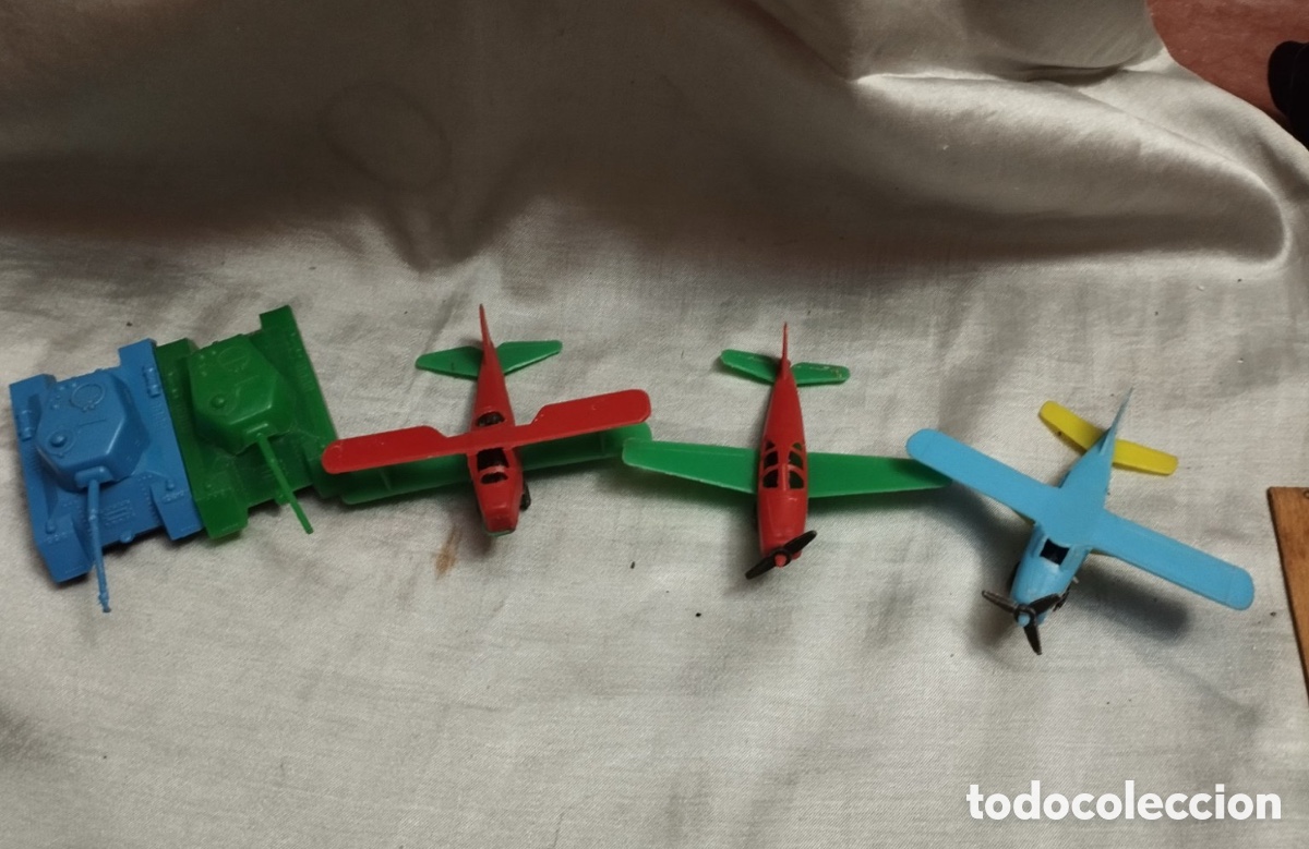 Maquetas: Lote de 5 juguetes vintage de pl&aacute;stico URSS - 2 tanques y 3 aviones sovi&eacute;ticos⁠
