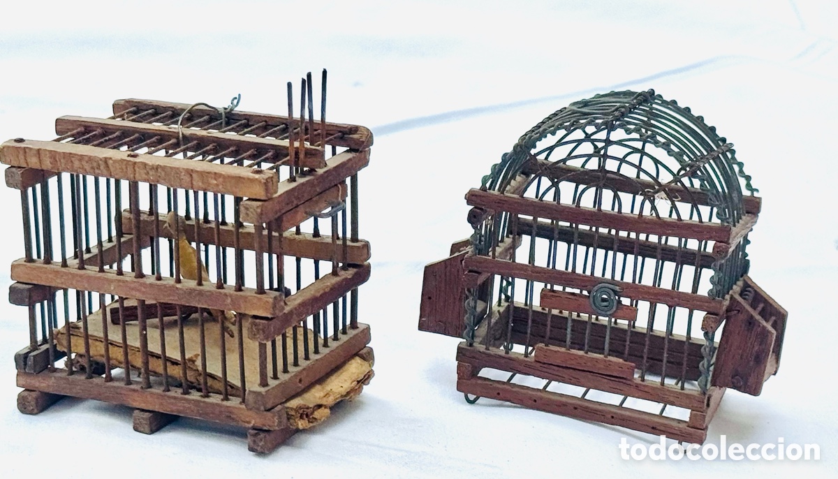 Maquetas: 2 antiguas jaulas miniatura madera y alambre, una con p&aacute;jaro