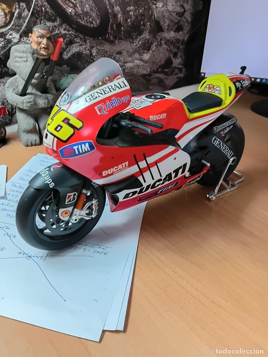 Maquetas: Maqueta de moto . DUCATI Desmosedici . GP11 . VALENTINO ROSSI .