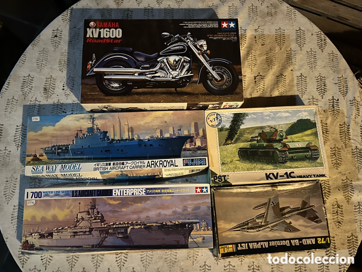 Maquetas: Lote de 5 maquetas de portaviones, tanque y moto
