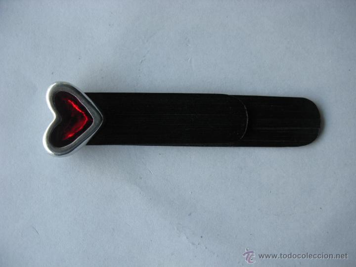 Coleccionismo marcap&aacute;ginas: Marcap&aacute;ginas coraz&oacute;n con madera. - Foto 1