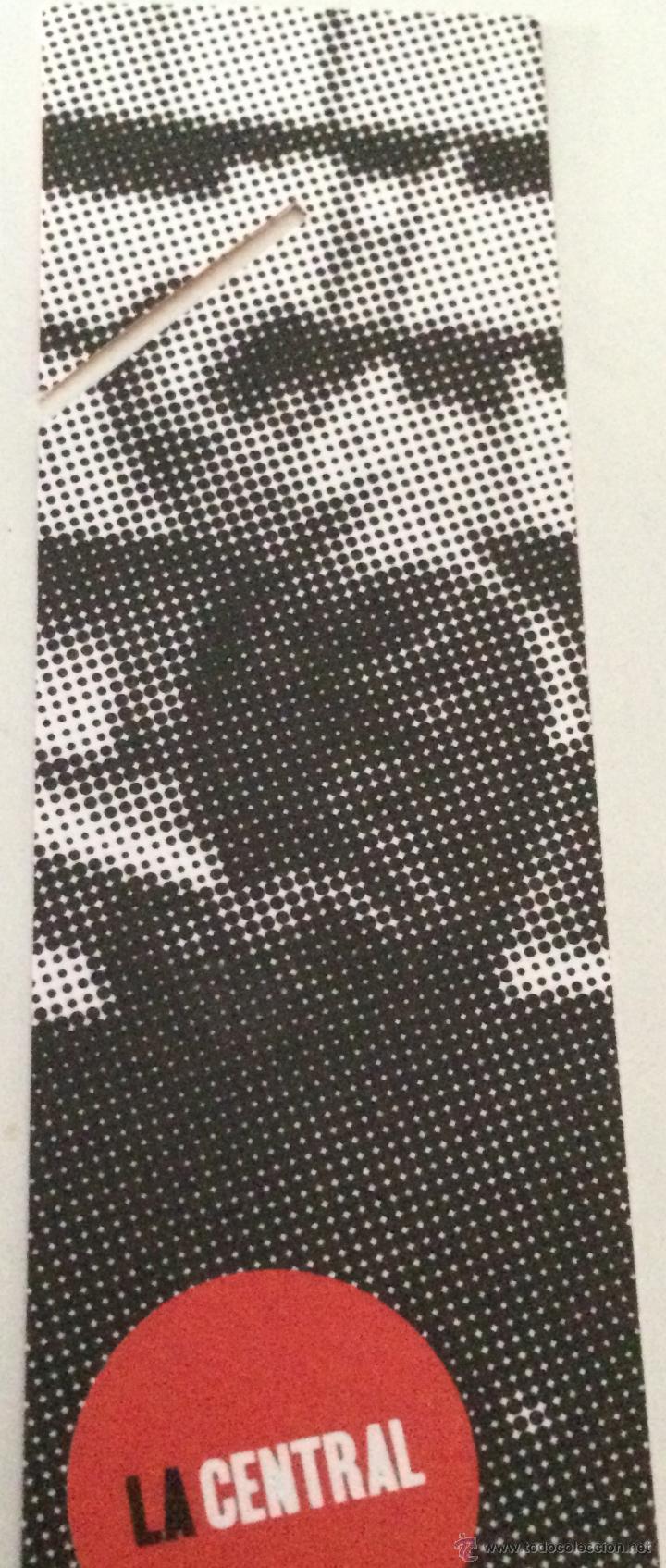 Coleccionismo Marcap&aacute;ginas: Marcap&aacute;gina o punto de libro de librer&iacute;as La Central. Distinto dibujo por cada cara. Nuevo.