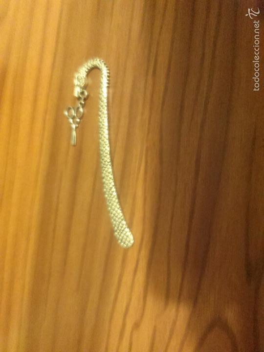 Collectables Bookmark: MARCAP&Aacute;GINAS. MET&Aacute;LICO EN FORMA DE DRAG&Oacute;N CON TIJERAS CERRADAS. COLOR BLANCO. RARO.