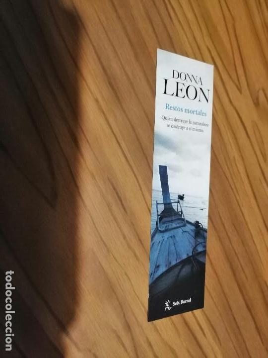 Coleccionismo Marcap&aacute;ginas: MARCAPAGINAS. LITERARIO. DONNA LE&Oacute;N. RESTOS MORTALES. DOBLE CARA. BUEN ESTADO. RARO