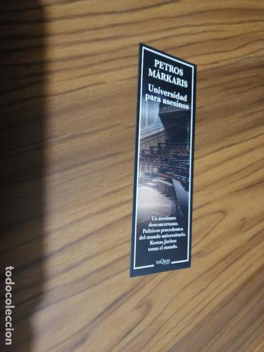 Coleccionismo Marcap&aacute;ginas: MARCAPAGINAS. LITERATURA. PETROS MARKARIS. UNIVERSIDAD PARA ASESINOS. DOBLE CARA. BUEN ESTADO. RARO