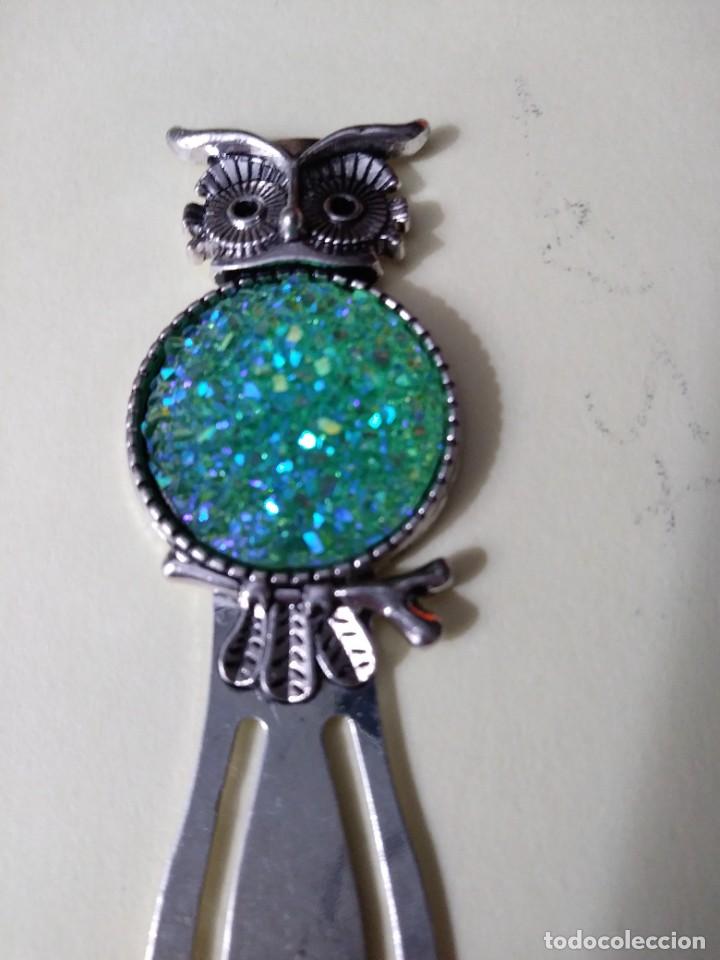 Sammeln von Lesezeichen: MARCAP&Aacute;GINAS MET&Aacute;LICO DE B&Uacute;HO CON BRIILANTES VERDES