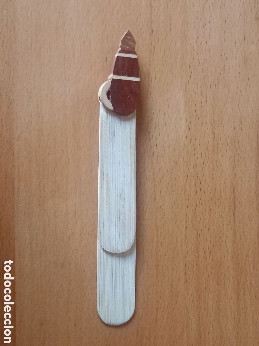 Coleccionismo marcap&aacute;ginas: Marcap&aacute;ginas de madera con forma de pluma estilogr&aacute;fica - 13 cms - Foto 2