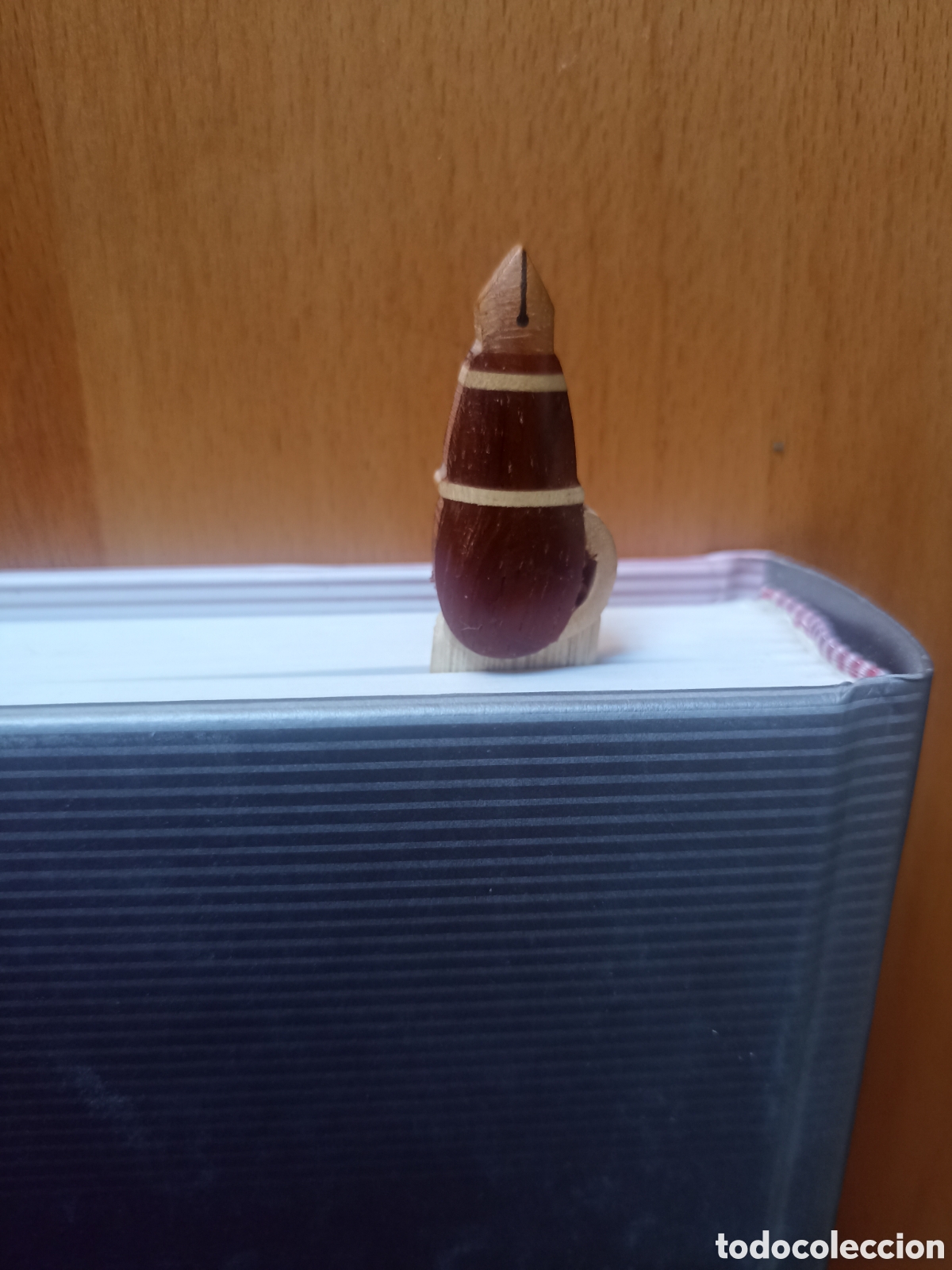 Coleccionismo marcap&aacute;ginas: Marcap&aacute;ginas de madera con forma de pluma estilogr&aacute;fica - 13 cms - Foto 3