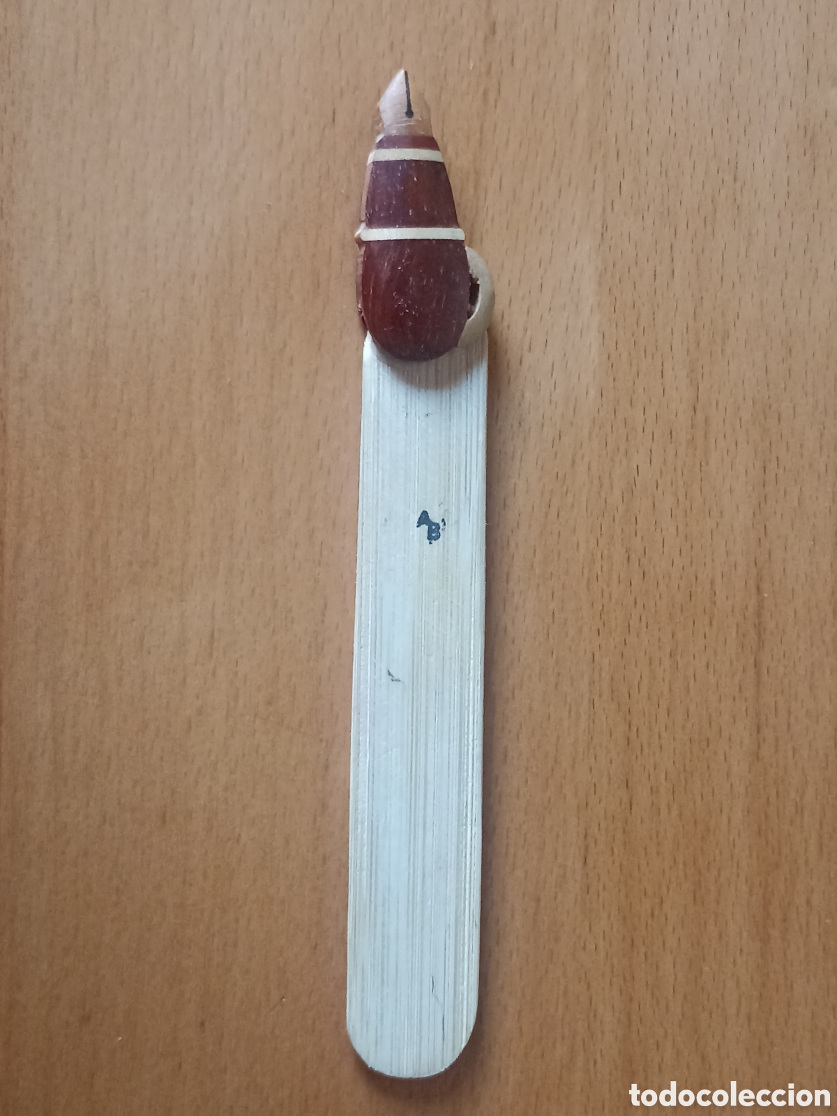 Coleccionismo marcap&aacute;ginas: Marcap&aacute;ginas de madera con forma de pluma estilogr&aacute;fica - 13 cms - Foto 1
