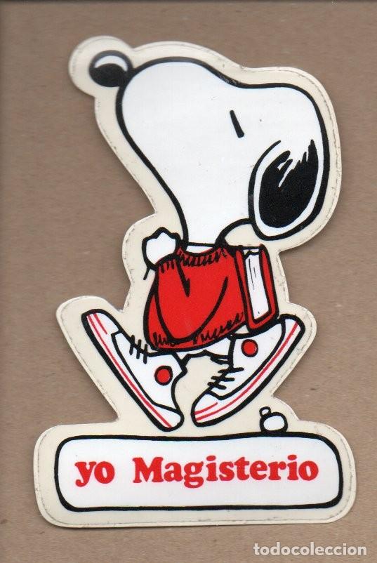 Coleccionismo marcap&aacute;ginas: ANTIGUA PEGATINA DE SNOOPY - YO MAGISTERIO. 12 X 7,8 CM. SIN PEGAR.