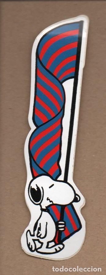 Coleccionismo marcap&aacute;ginas: ANTIGUA PEGATINA DE SNOOPY - CON BANDERA DEL BAR&Ccedil;A. 13,5 X 3,5 CM. SIN PEGAR.