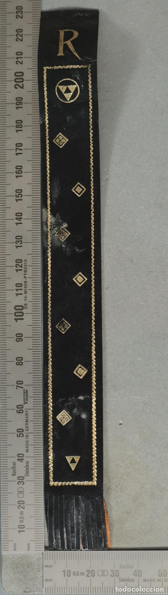 Coleccionismo marcap&aacute;ginas: MARCAPAGINAS. Cinta textil negra con bordado geom&eacute;trico dorado