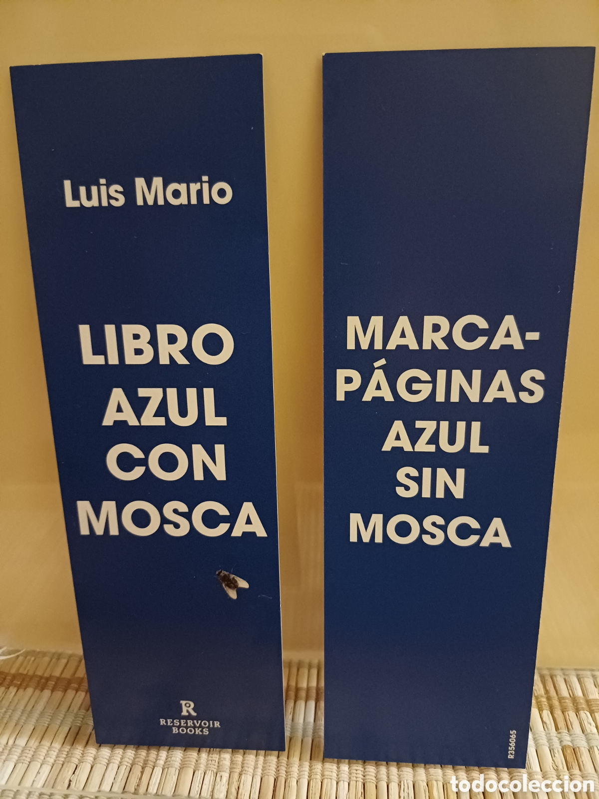 Coleccionismo marcap&aacute;ginas: Marcap&aacute;ginaa Libro azul con mosca