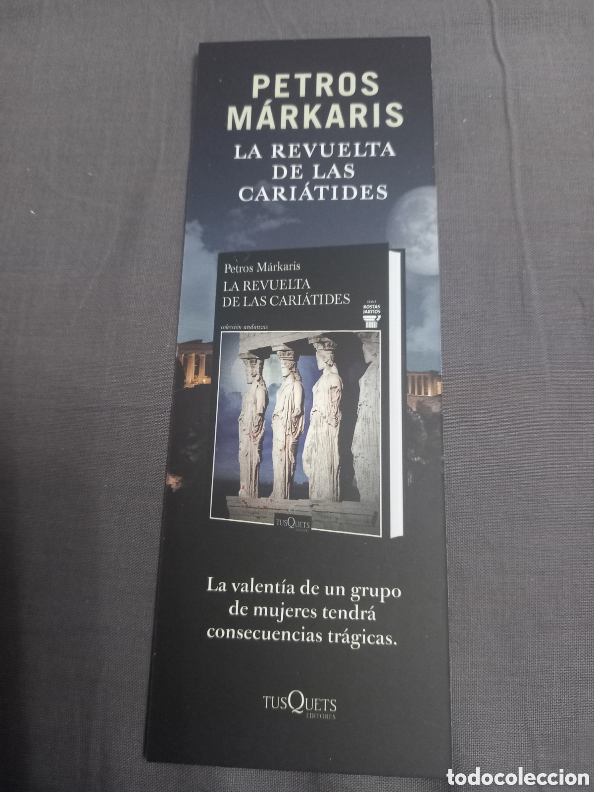 Coleccionismo marcap&aacute;ginas: Marcapaginas o punto de libro. Petros M&aacute;rkaris. Libro la revuelta de las cari&aacute;tides