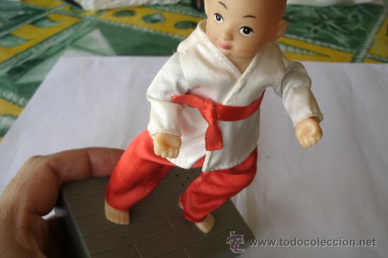 Collectionnisme sportif: MU&Ntilde;ECO DE KUNG - FU SOBRE UNA PEANA -