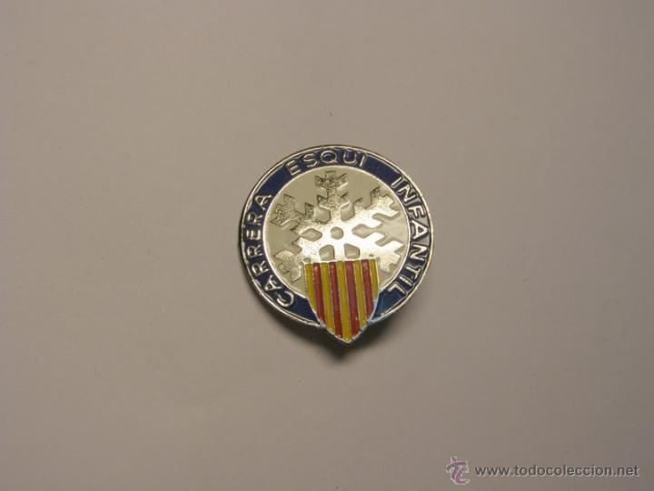 Coleccionismo deportivo: Insignia Carrera de Esqu&iacute; Infantil.