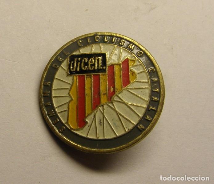 Coleccionismo deportivo: Insignia antigua, semana del ciclismo catal&aacute;n. Revista DICEN..