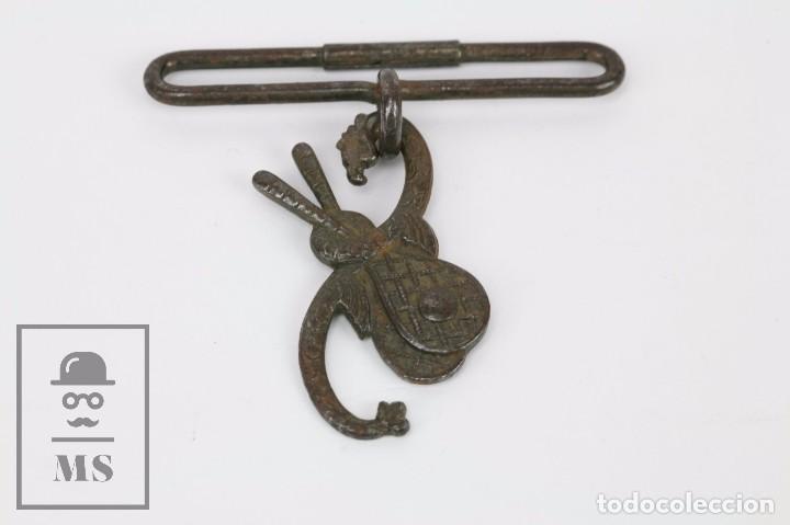 Sammelleidenschaft Sport: Antiguo Enganche / Hebilla de Metal - Raquetas de Tenis y Drag&oacute;n - A&ntilde;os 20-30