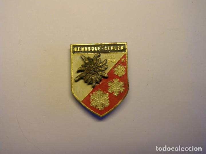 Coleccionismo deportivo: Antigua insignia de Benasque y Cerler, Pirineo Aragones, esqu&iacute;.