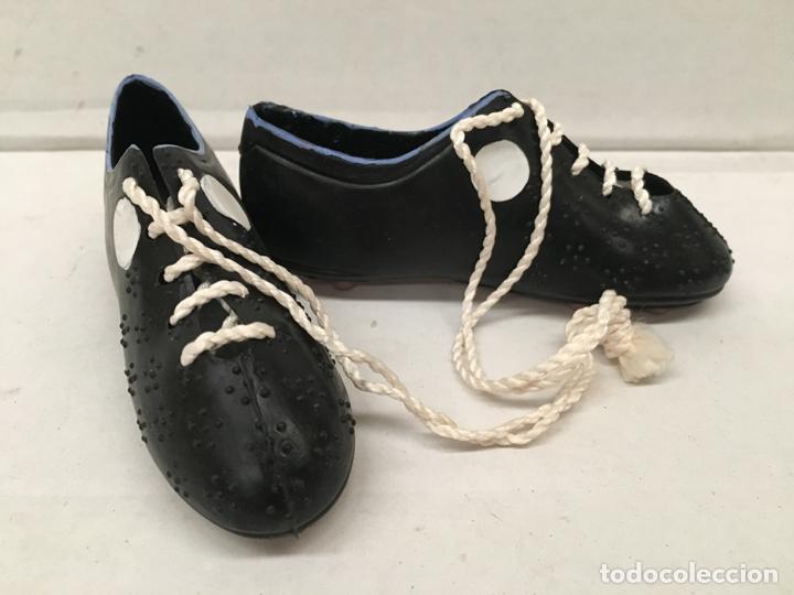 Coleccionismo deportivo: JUEGO DE MINI BOTAS DE FUTBOL PARA COLGAR EN ESPEJO RETROVISOR A&Ntilde;OS 70