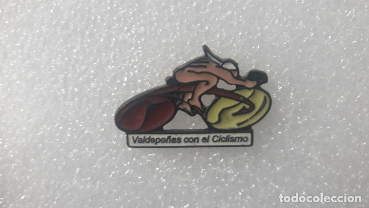 Coleccionismo deportivo: PIN DEPORTES VALDEPE&Ntilde;AS CON EL CICLISMO BICICLETA CIUDAD REAL PINS SIN CIERRE TRASERO
