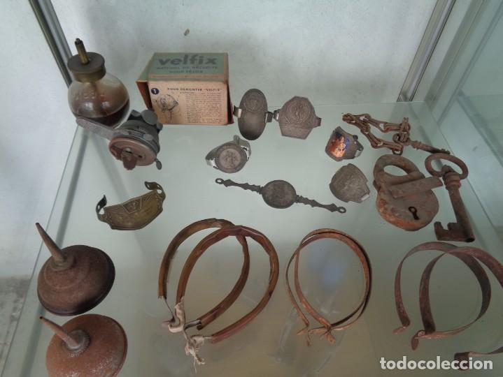 Coleccionismo deportivo: CHAPAS SAN CRISTOBAL Y OTRO MATERIAL CICLISMO