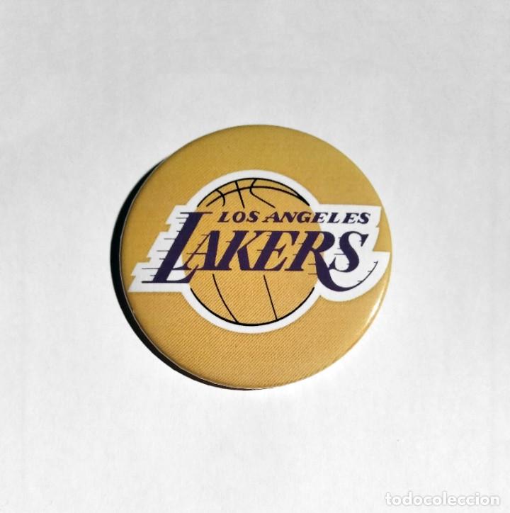 Coleccionismo deportivo: LOS ANGELES LAKERS - CHAPA 59MM (CON IMPERDIBLE)
