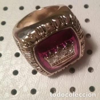 Sammelleidenschaft Sport: Bonito anillo conmemorativo del exitoso boxeador MUHAMED ALI en color dorado y rojo.