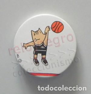 Coleccionismo deportivo: ANTIGUA CHAPA CON IMPERDIBLE COBI BALONCESTO - MASCOTA DE LOS JJOO BARCELONA 92 ESPA&Ntilde;A 1992 DEPORTE