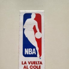 Coleccionismo deportivo: PEGATINA NBA LA VUELTA AL COLE ELCORTEINGLES ESCUDO LIGA PERFIL JERRY WEST. Lote 303799763