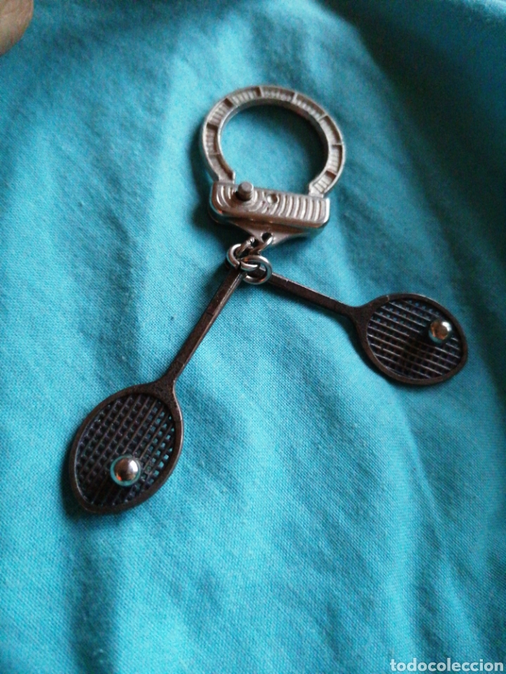 Coleccionismo deportivo: Llavero key chain dos raquetas de tenis con pelotas