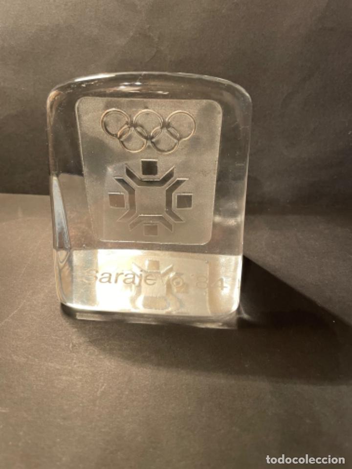 Coleccionismo deportivo: OLIMPISMO - SARAJEVO 84 ANTIGUO PISAPAPELES DE CRISTAL DE LOS JUEGOS XIV OLIMPICOS DE INVIERNO