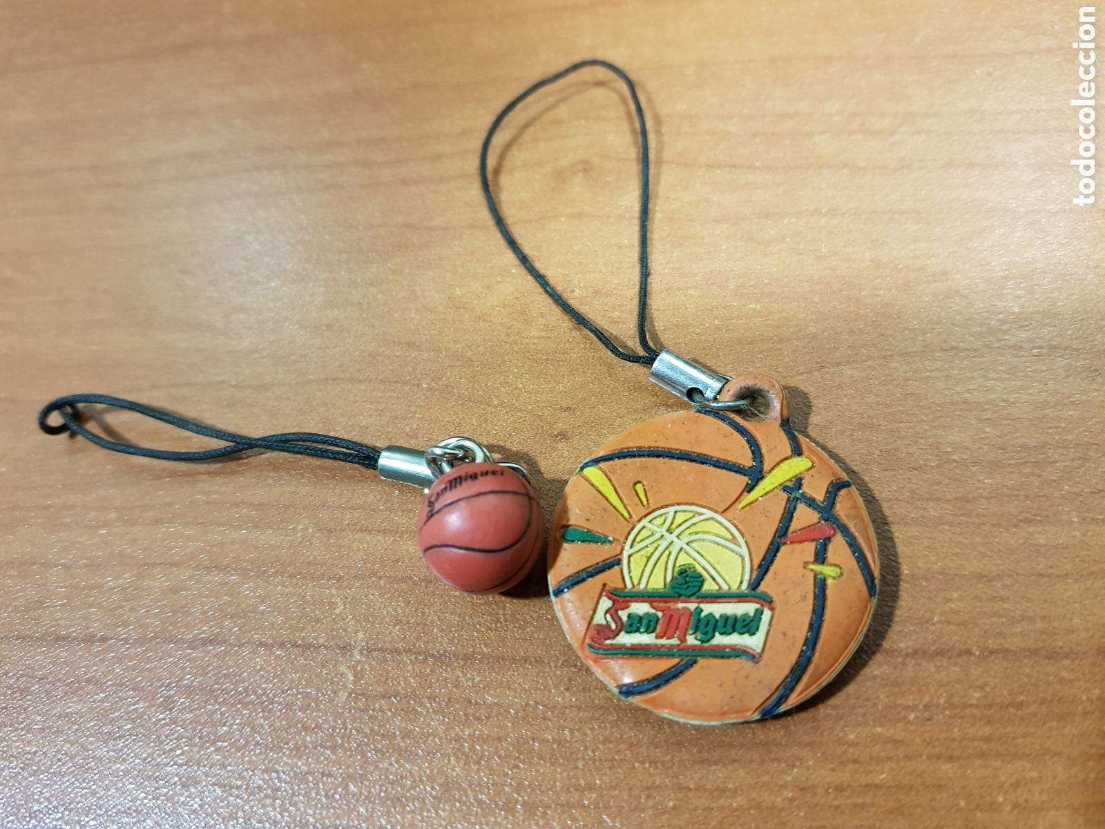 Coleccionismo deportivo: Lote 2 colgante para m&oacute;vil cerveza San Miguel Bal&oacute;n Baloncesto