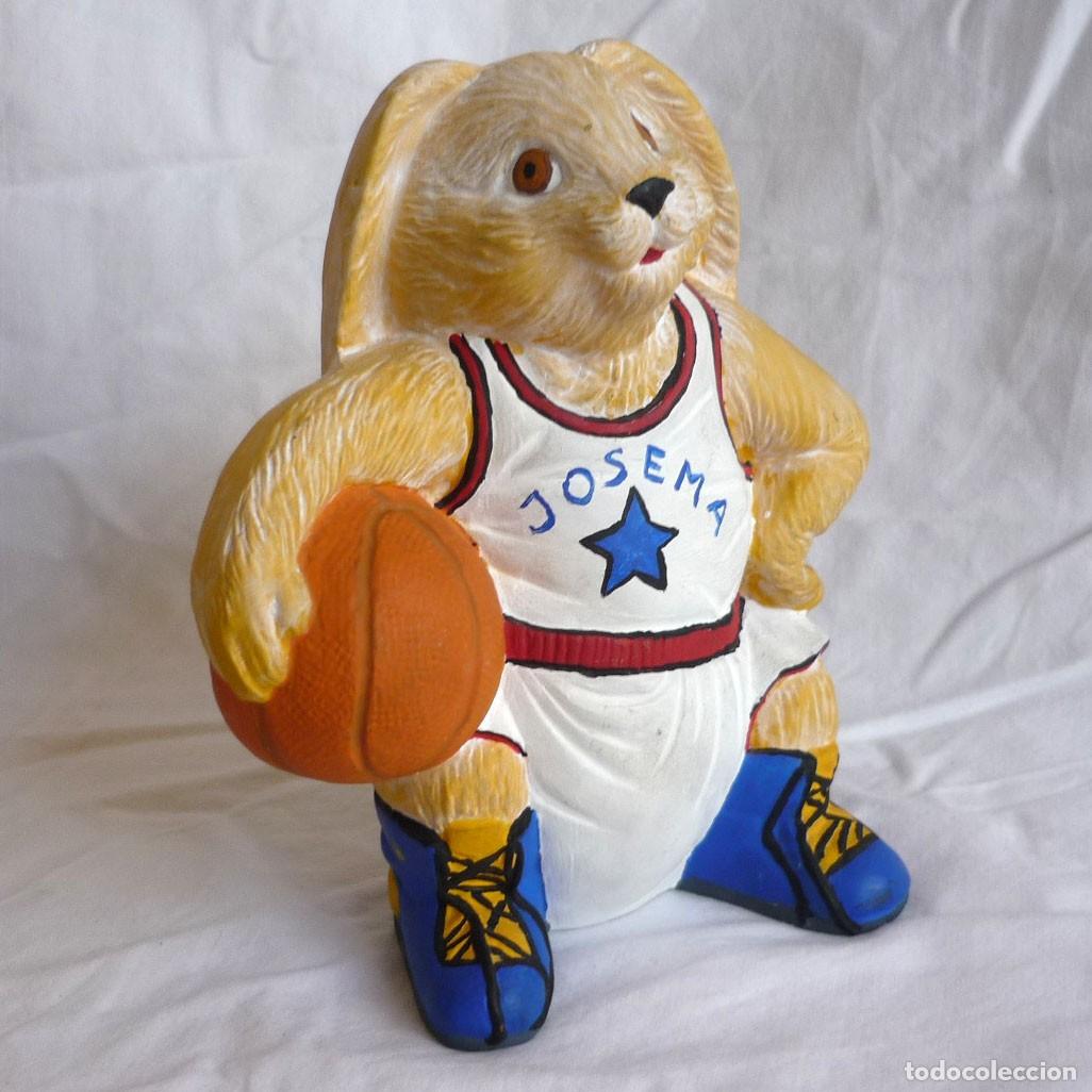 Sammelleidenschaft Sport: Figura de cer&aacute;mica conejo jugador de balocesto basket Josema