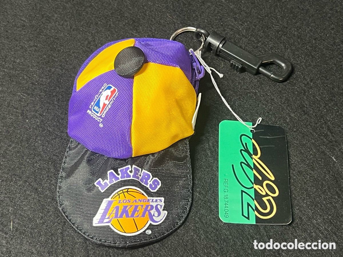 Coleccionismo deportivo: LOS ANGELES LAKERS NBA BALONCESTO BASKET MONEDERO LLAVERO CARTERO GORRA VINTAGE DIS2 NUEVO.