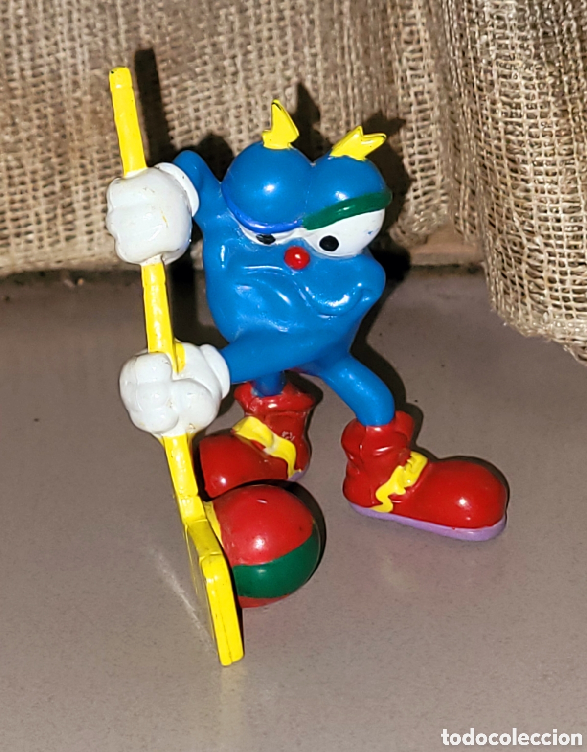 Coleccionismo deportivo: Bonita figura pvc goma Izzy, mascota JJOO 1996 Atlanta, jugando al hockey