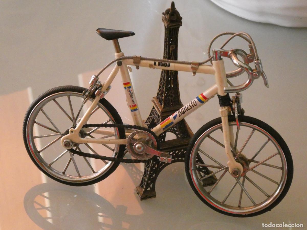 Coleccionismo deportivo: BICICLETA DE CARRETERA. MINIATURA DE COLECCI&Oacute;N. MIGUEL INDURAIN. EQUIPO BANESTO. 18 CM. 150 GR