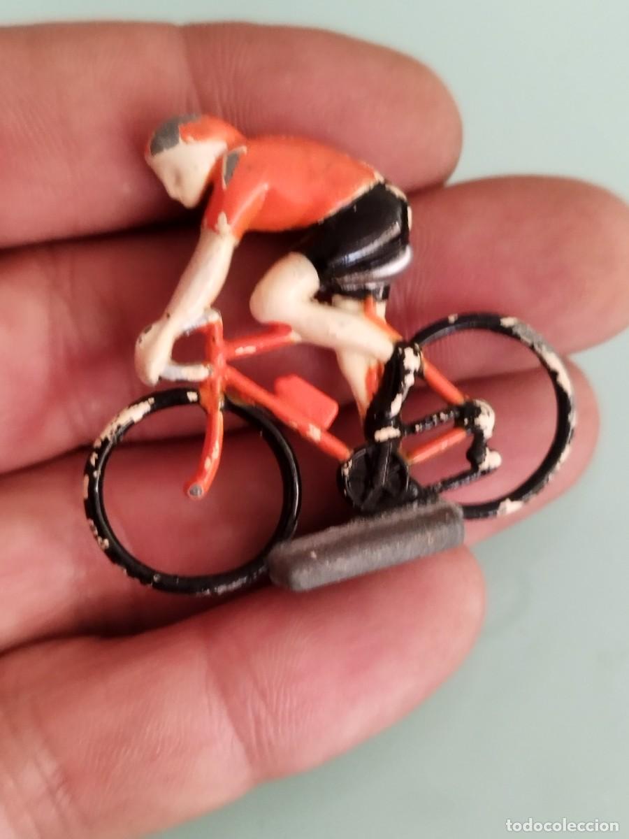 Coleccionismo deportivo: Antiguo ciclista, bicicletas de ciclismo Tour de France, marca Champion. De metal.