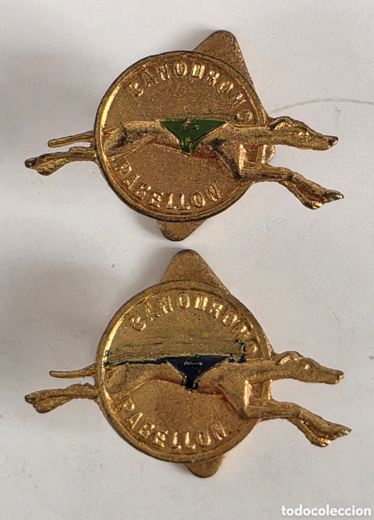 Sammelleidenschaft Sport: 2 Insignias ojal Can&oacute;dromo Pabell&oacute;n - Carreras Galgos Perros Velocidad Can - Grabadas Pujol