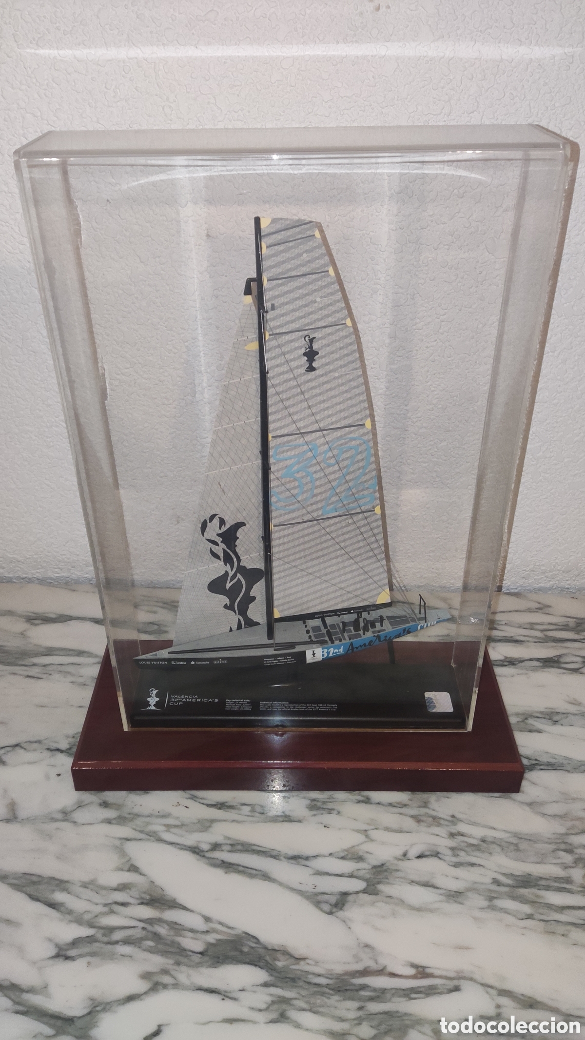 Coleccionismo deportivo: Maqueta oficial 32&ordf; Copa Am&eacute;rica Valencia 2007 &ndash; velero ACC en vitrina metacrilato