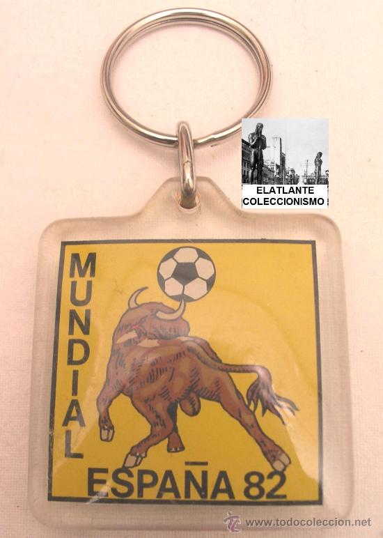 Coleccionismo deportivo: MUNDIAL DE F&Uacute;TBOL 82 - 1982 - RARO LLAVERO CON AGUILA IMPERIAL Y TORO - A ESTRENAR