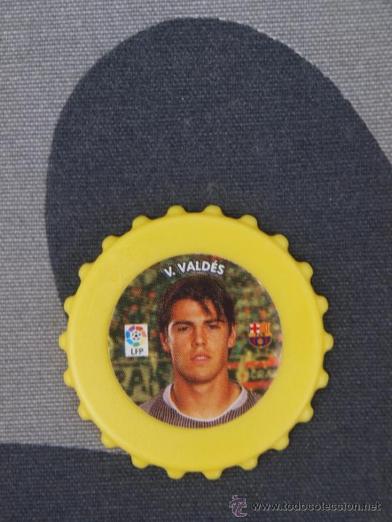 Coleccionismo deportivo: VICTOR VALDES BARCELONA CHAPA TAZO AMARILLA FUTBOL &iquest;2003- 2005 ? NUEVO