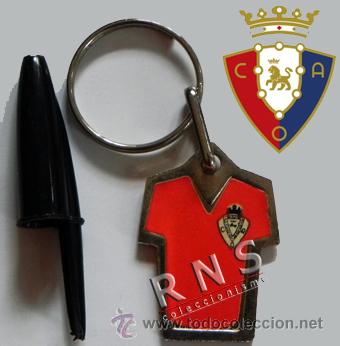 Sammelleidenschaft Sport: LLAVERO DE CAMISETA DEL OSASUNA CON ESCUDO - CLUB EQUIPO F&Uacute;TBOL PAMPLONA - NAVARRA ESPA&Ntilde;A - DEPORTE
